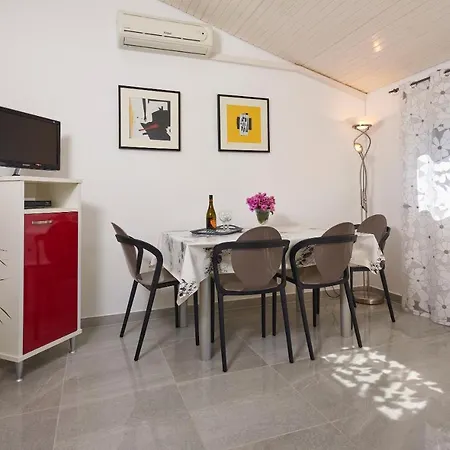 Denis 1799 Apartman *
